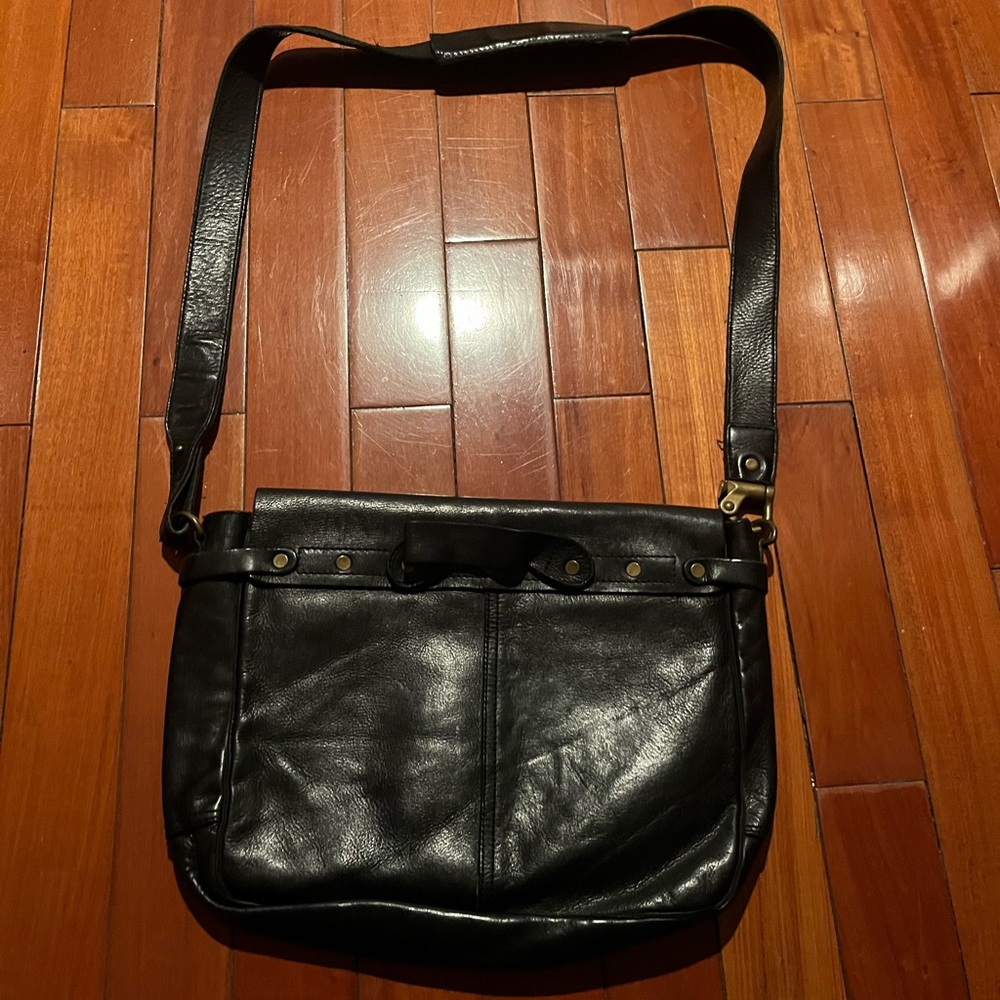 Men or Women Cole Haan Black Leather Messenger Bag - Picture 2 of 3